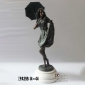 مجسمه برنزی زن چتر به دست کد EPA 399
