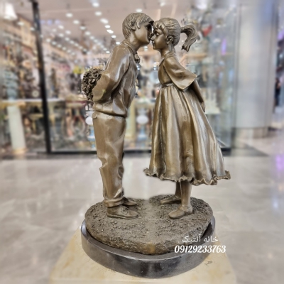 مجسمه برنزی پسر و دختر در حال بوسه کد epe620