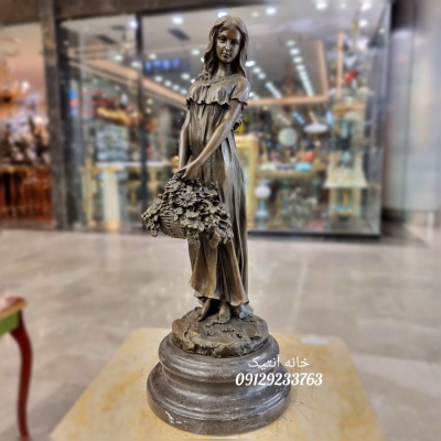 مجسمه برنزی زن ایستاده گل به دست کد EPA-411