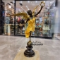 مجسمه برنزی نفیر طلایی خوشه به دست کد epa 143